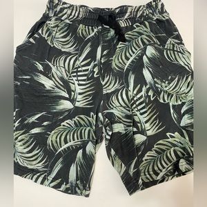 Regular fit short with palm leaves print